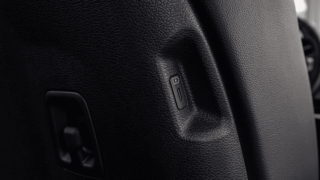 2023 Kia Sportage Plug-in charging port