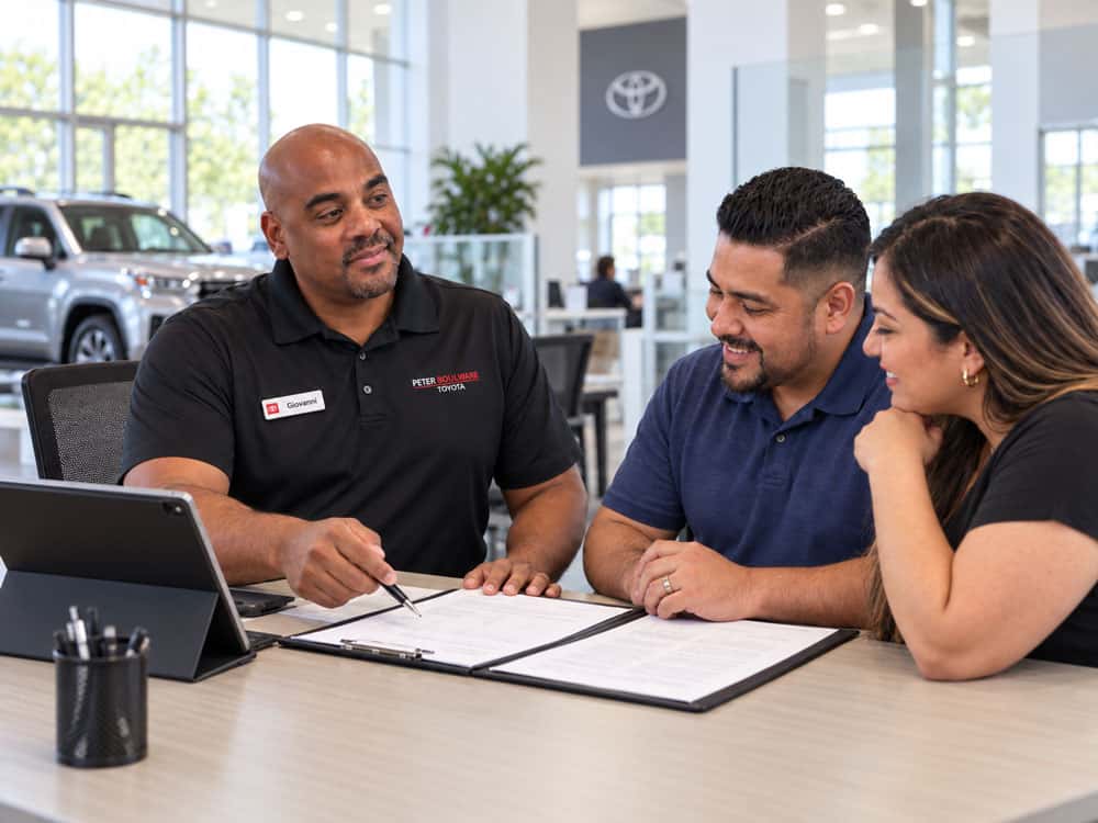 Giovanni Lara atendiendo a clientes en Peter Boulware Toyota