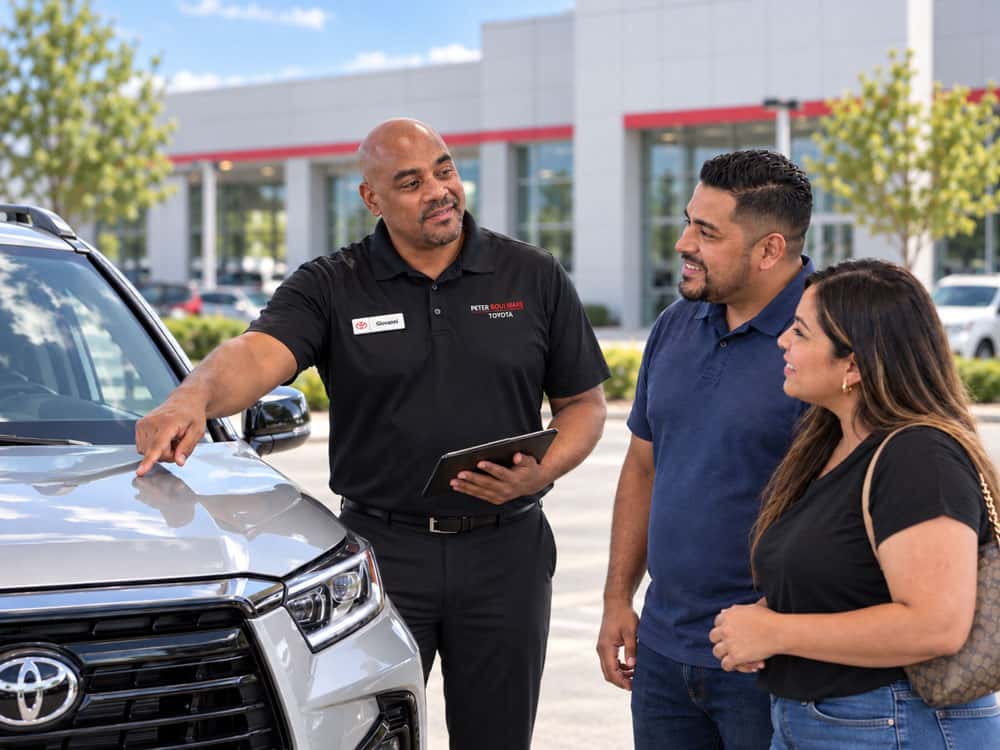 Giovanni Lara entregando un Toyota a una familia