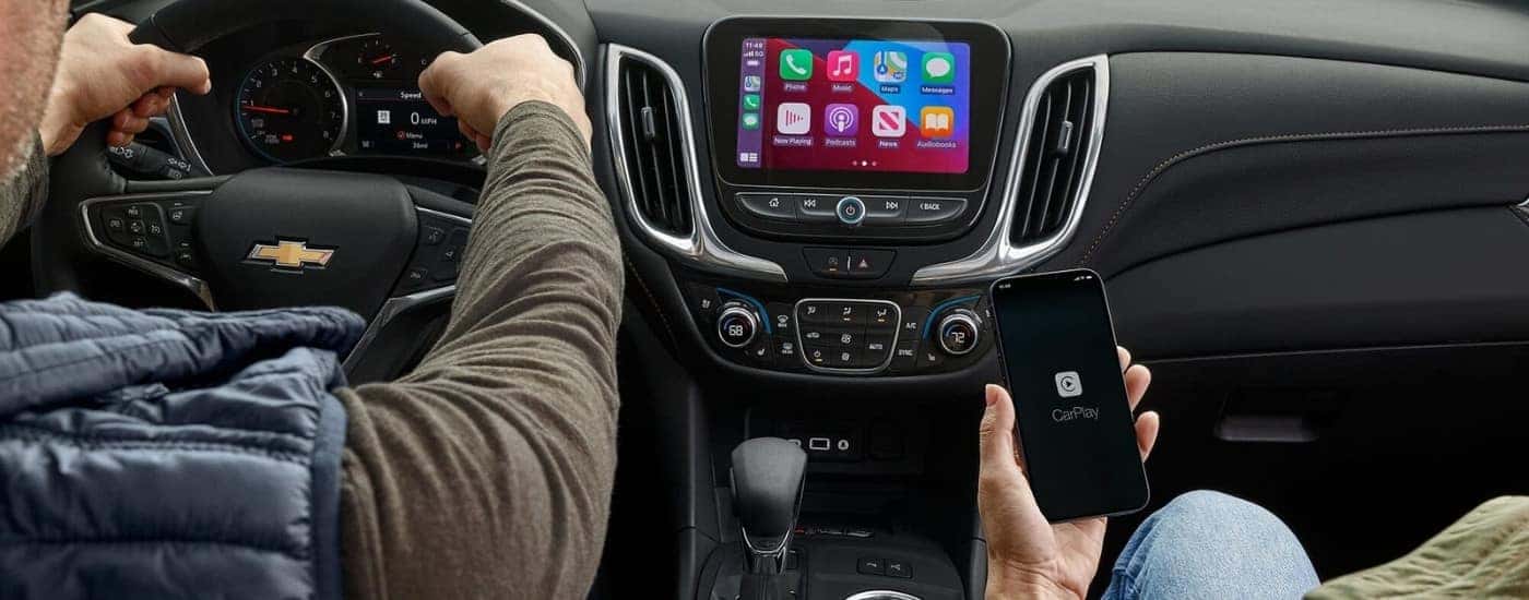 People using CarPlay in a 2024 Chevy Equinox.