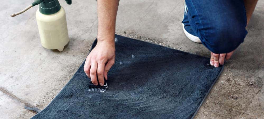 How to Clean Rubber Floor Mats in a Car