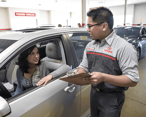 Toyota-Service-employee-talk