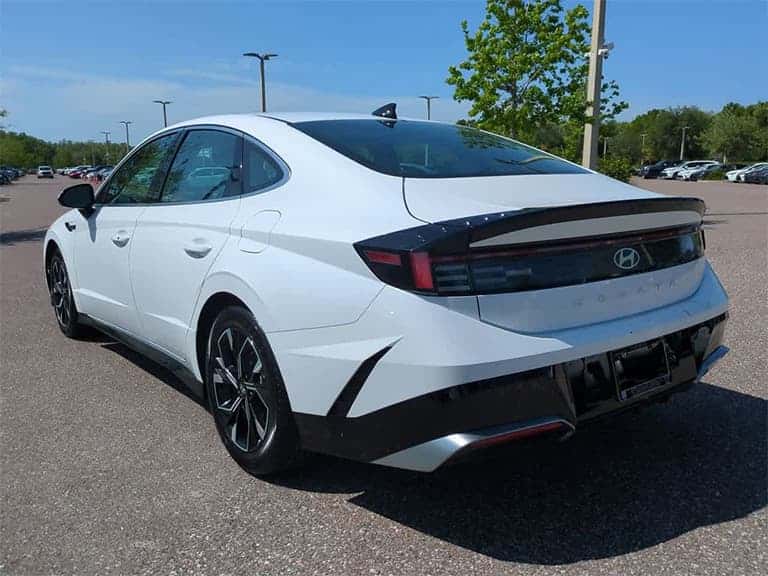 Used 2025 Hyundai Sonata SEL FWD rear driver-side angle shown. Encuentra un Hyundai de segunda mano de calidad cerca de Land O' Lakes, Florida, en Toyota of Wesley Chapel.