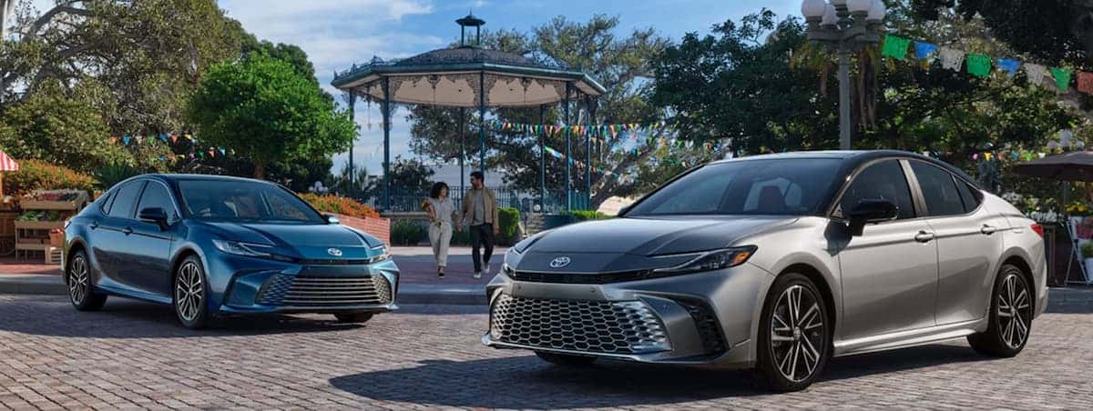 Camry XLE 2026 en color «Ocean Gem» y XSE en color «Heavy Metal» con techo negro metalizado y los equipamientos que se muestran. Consigue el tuyo en Wesley Chapel Toyota.