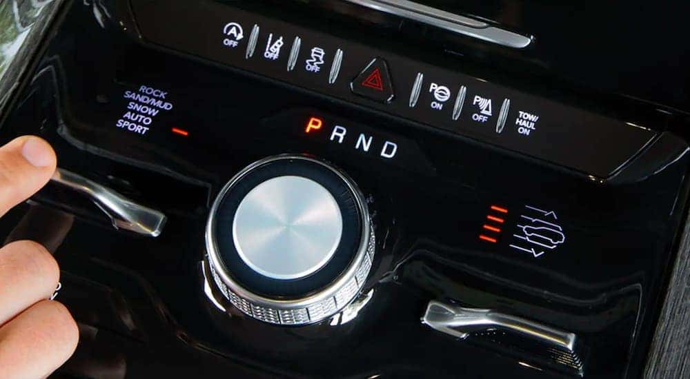 A close up shows the modes and transmission selection knob in a 2022 Wagoneer.