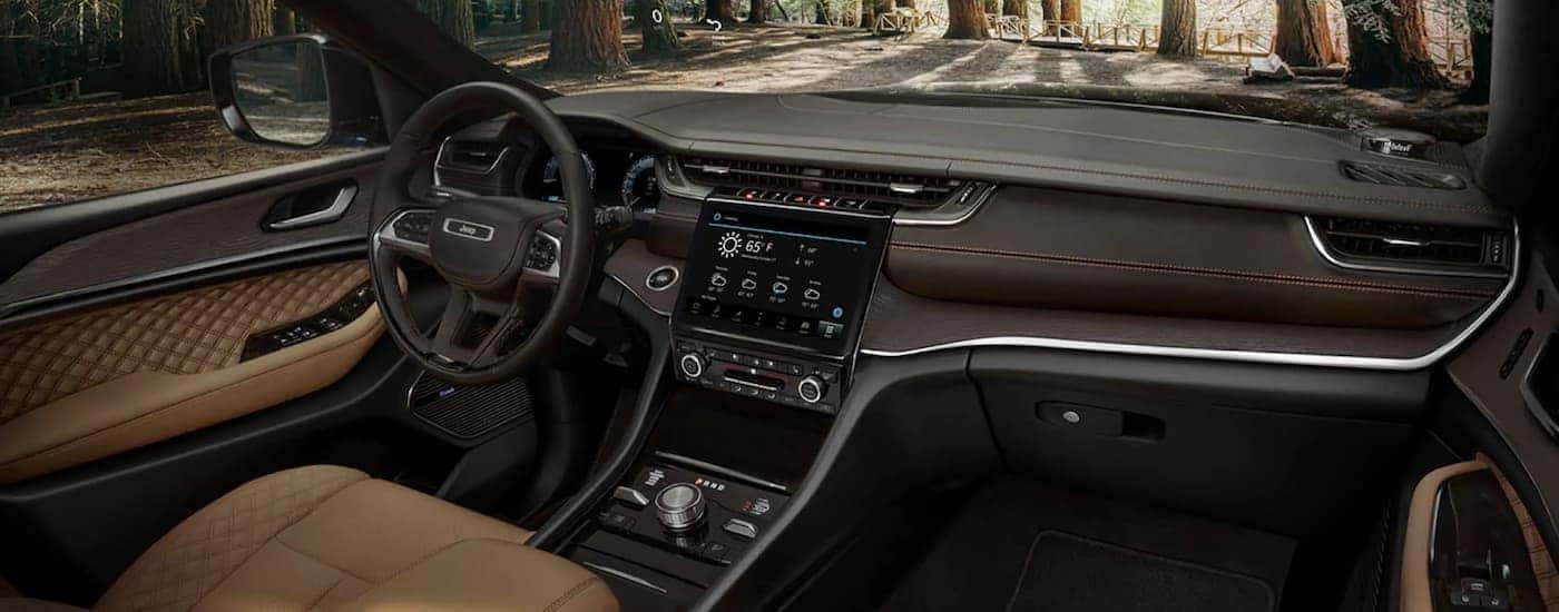 The cabin of a 2022 Jeep Grand Cherokee WL.