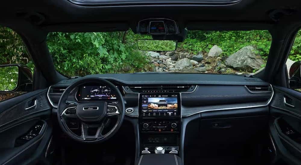 The black dash in a 2025 Jeep Grand Cherokee L.
