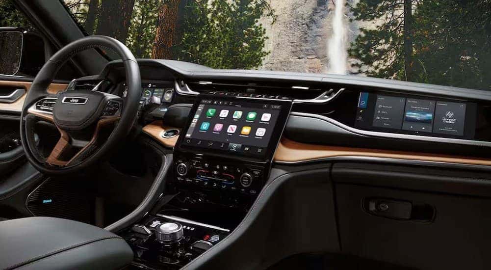 The black and tan dash in a 2025 Jeep Grand Cherokee.